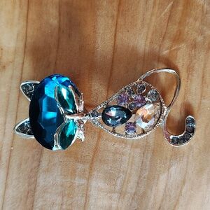 Kitty brooch